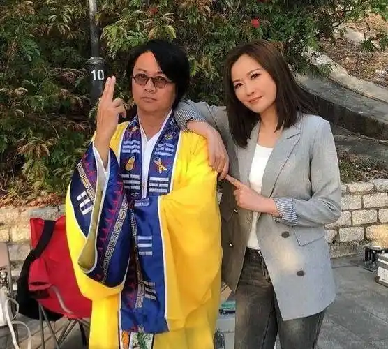 当年他们拍摄的《我和僵尸有个约会》可以说是亚视的一大经典,尹天照