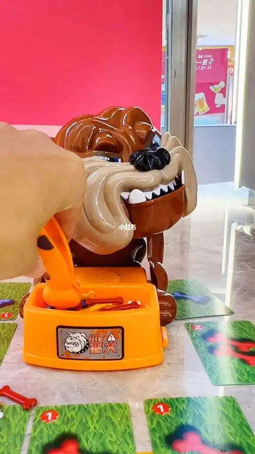 小心恶犬玩具偷骨头