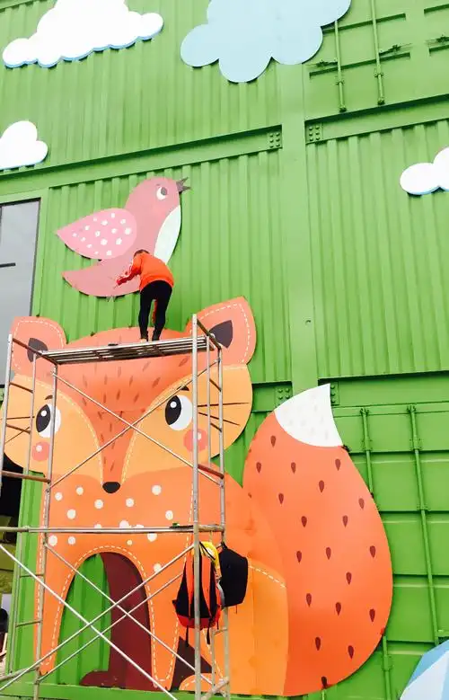 像猴子一样很熟练的爬着架子(73-【甜甜的】墙绘工作室yuanyix