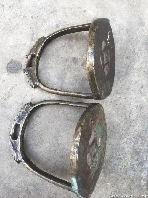 铜马镫一对