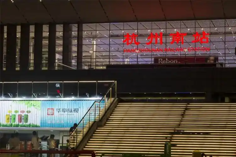 东西广场及周边建筑的夜景灯光全部点亮,历经7年改建,杭州南站再次