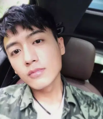 抱歉啊,第一组照片大家先看着,剩下的二组三组四组一百组下次再洗啊