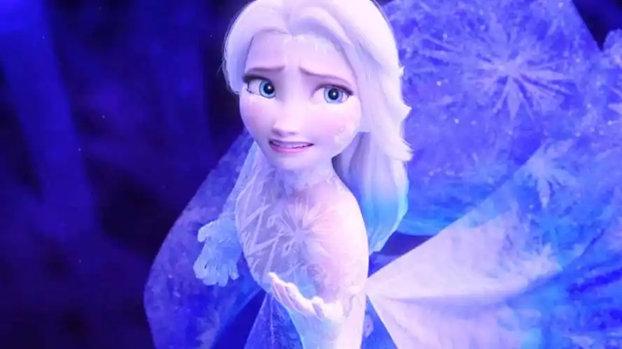 艾莎女王冻成了冰雕,像安娜求救《冰雪奇缘》