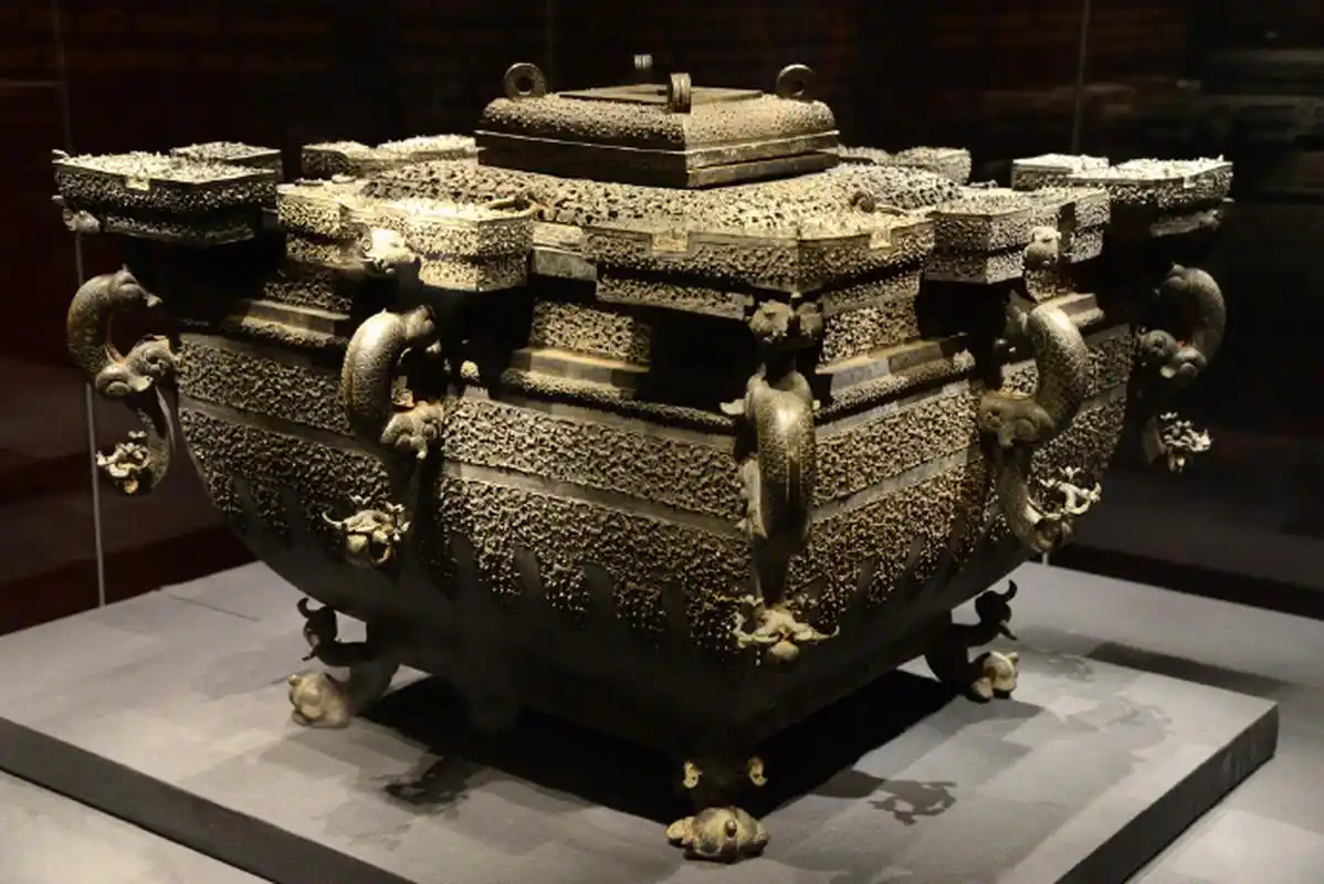 1978年发现的曾侯乙墓的出土文物里,最著名的有一对冰鉴缶.