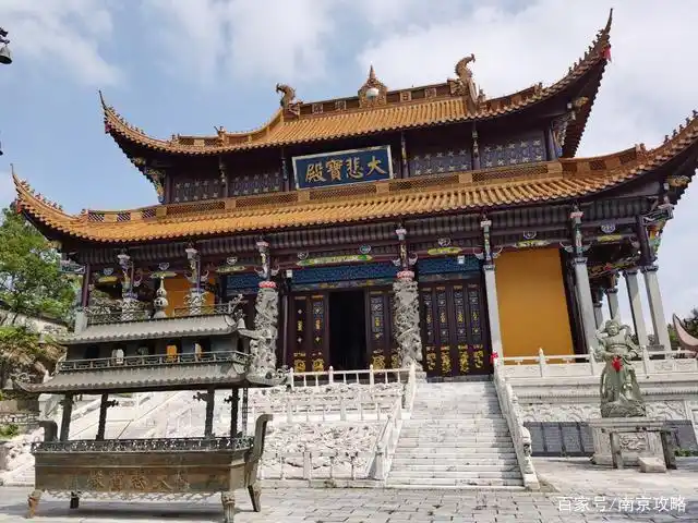 大殿右侧,悬挂着原九华山大悲宝殿的大铜钟,大殿