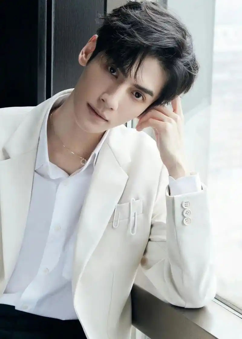 明星衣橱 #罗云熙 一袭白衣 清雅俊秀 是翩翩贵公子本人了 - 抖音