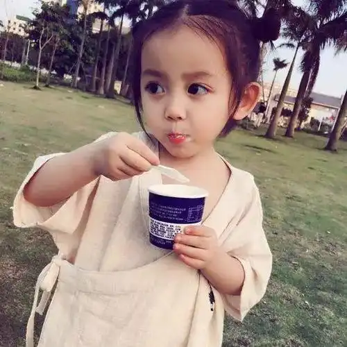 萌娃吃冰淇淋的情侣头像一左一右