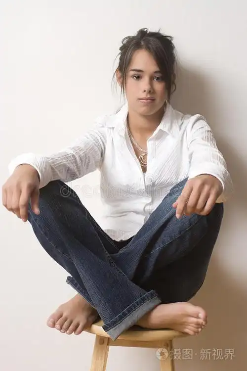 盘腿坐在凳子上