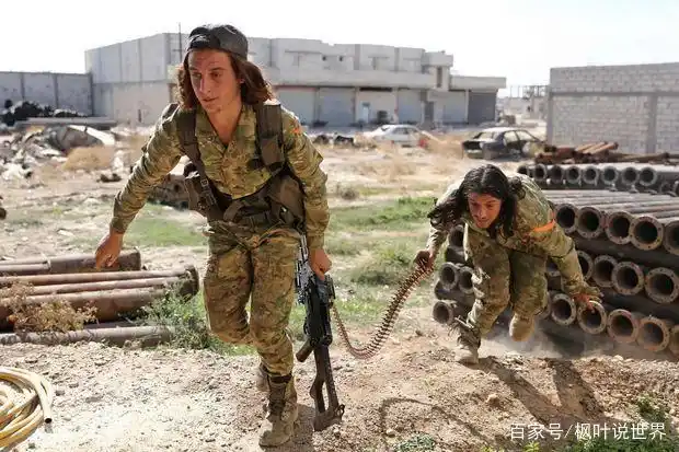 叙利亚战争 两名女兵紧急转移机枪阵地