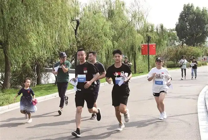 首届国庆公园定向赛在仁湖公园落幕,吸引了420余名户外运动爱好者参加