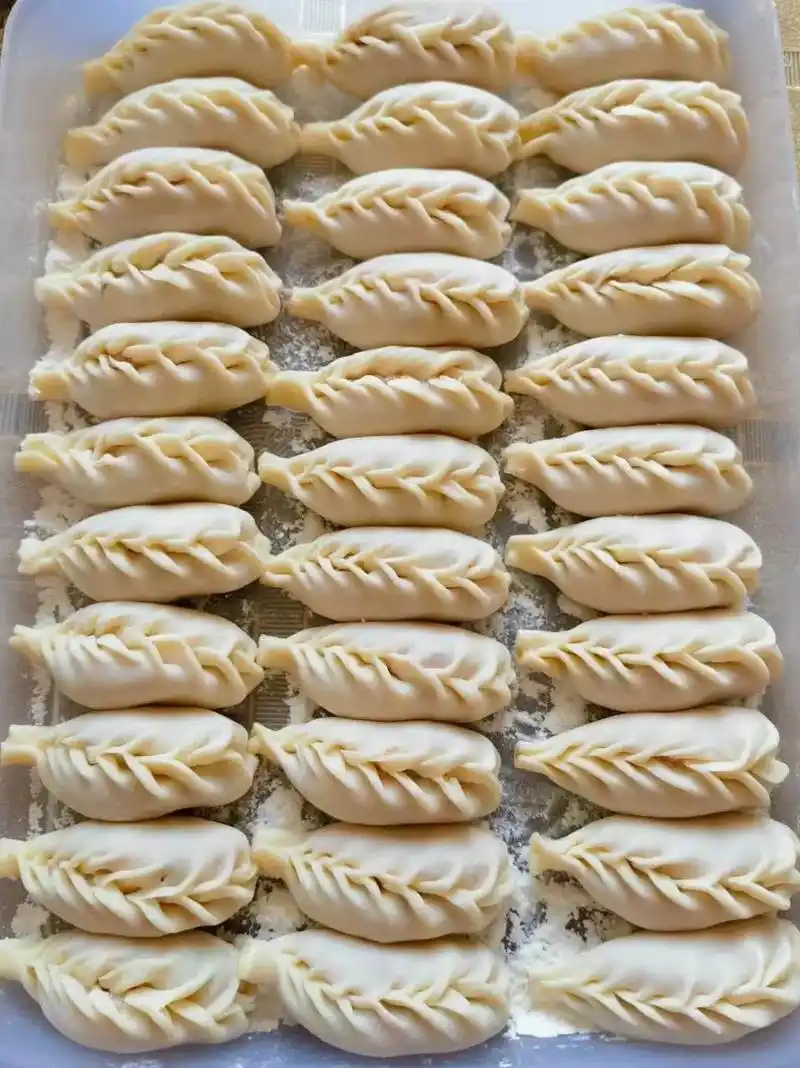 买料,剁馅,调味到捏包耗时两个多小时,300只柳叶饺一气呵成