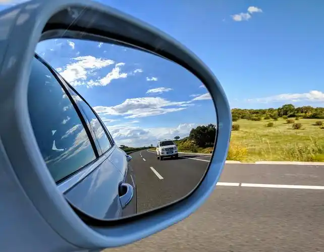 行驶在草原的高速路上后视镜也有新视野