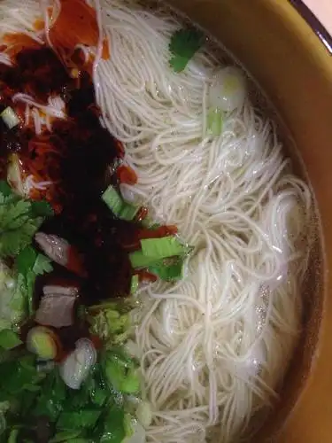 我喜欢吃毛细,每个拉面馆的拉面师傅基本都可以拉出细如发丝的面条,一