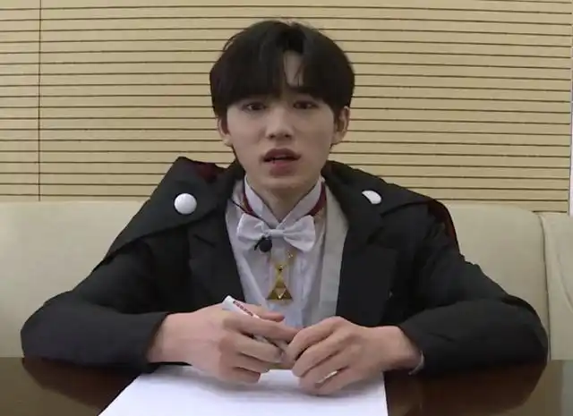 宋亚轩直播画画拔掉笔盖后谁注意他咋拿着的学霸本性都暴露了