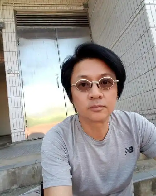 54岁尹天照近照,自嘲天生韭菜命,妻子"拖后腿"却始终不离不弃