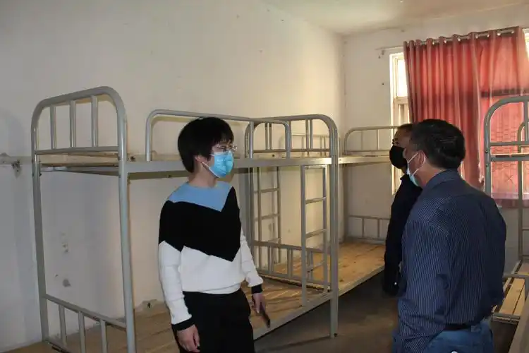 张主任到城关中学检查指导初三年级复学准备工作