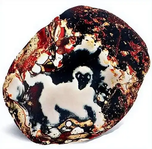 雨花石是中国南京附近砂矿在开采时伴随在砂石中的各种五彩鹅卵石的