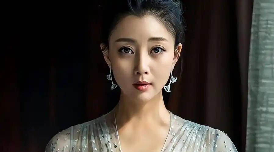 事实证明44岁无人敢娶的殷桃早已经走上了另一条路