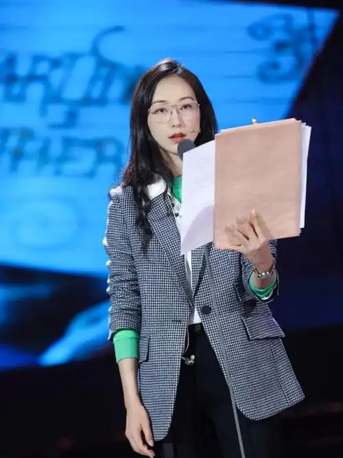 被37岁韩雪美到了,金边眼镜搭配格纹西装,优雅又高级!