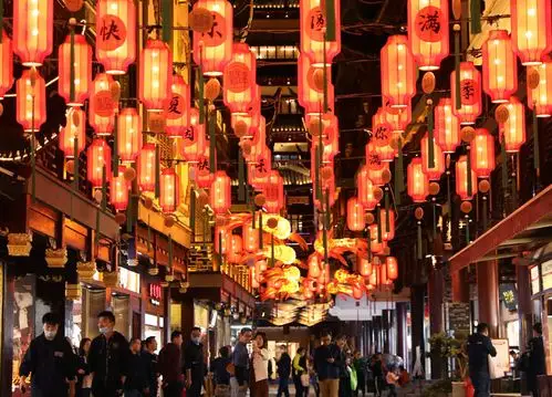 10月30日,人们在上海豫园老街游览.