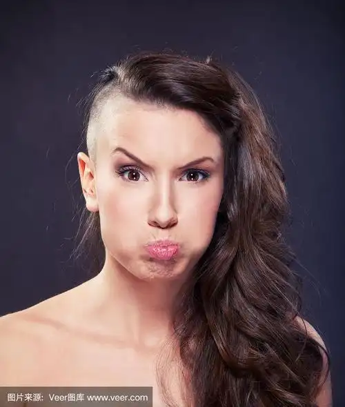 年轻女子鼓起脸颊