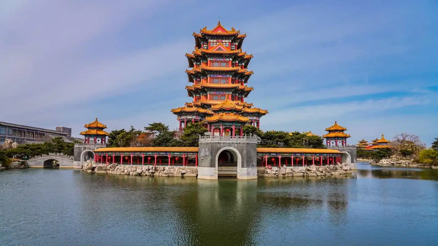 三仙山风景区位于烟台市蓬莱区北端的黄海之滨,西与八仙过海景区,三