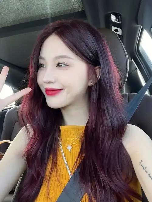 超级显白的紫红色系发色