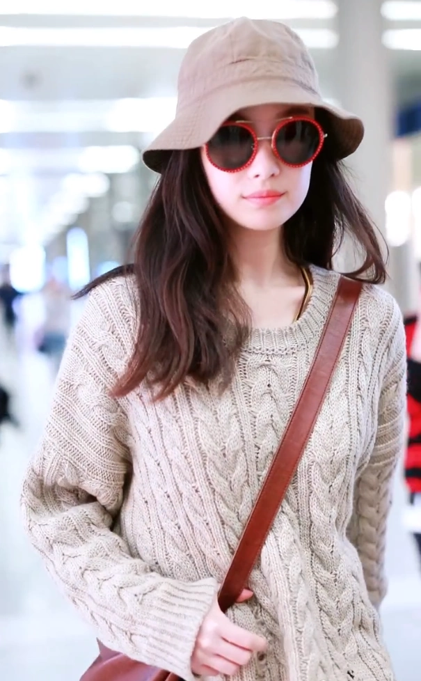 原创倪妮身穿米色针织破洞毛衣,打扮时尚休闲,长发披肩相当显气质!