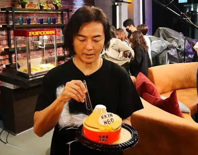 香港餐厅偶遇昔日男神郑伊健面容憔悴脸颊发福影迷直呼认不出