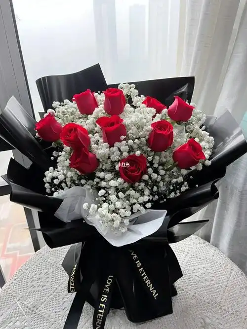 11朵红玫瑰77白色满天星花束