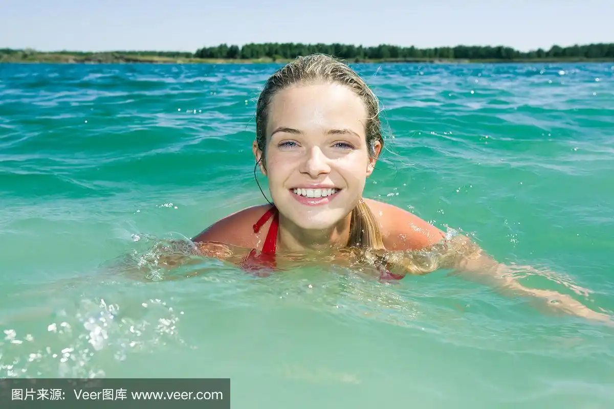 游泳的女人