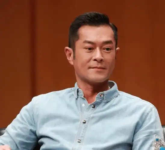 古天乐晒庆生照,穿黑衬衣面僵似假人,曾羞辱翁虹20分钟致其崩溃_因为