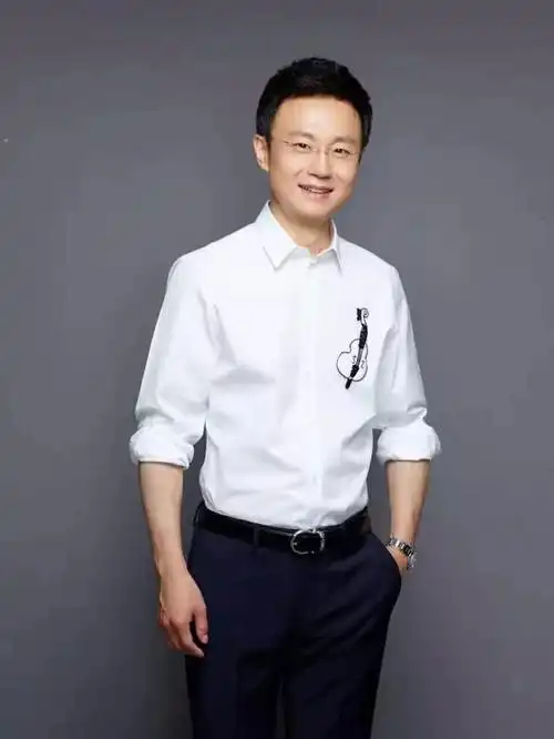 央视刚强挑战综艺节目,冷面主播变成深情王子(图1)