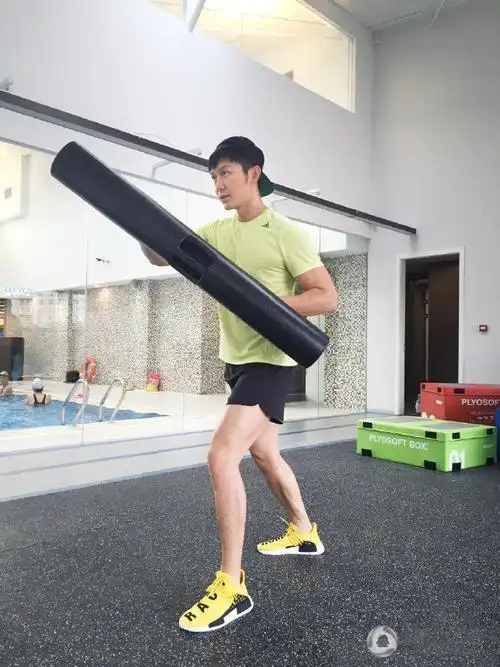 李晨晒健身照狂秀肌肉 网友点赞完美胸肌(图)