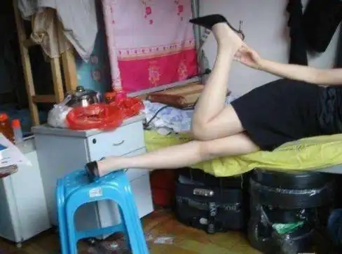 农民工的少妇媳妇工地宿舍穿高跟鞋包臀裙时尚性感图