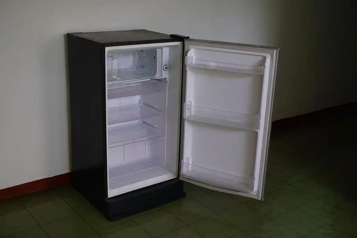 冰箱冷冻室不制冷可能是由于电源和电路,温控器故障,冷凝器和制冷剂