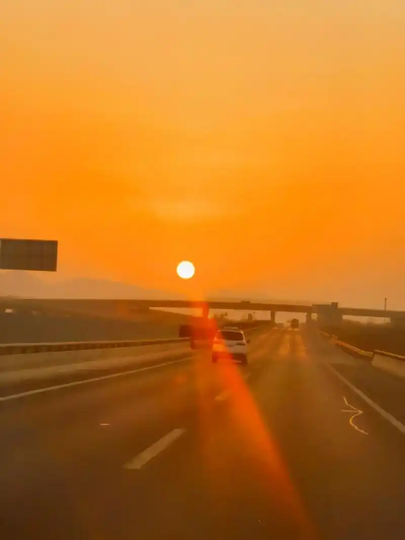 最美的风景在路上而不在终点 #日出东方催人醒不及晚霞懂我心 - 兑趑