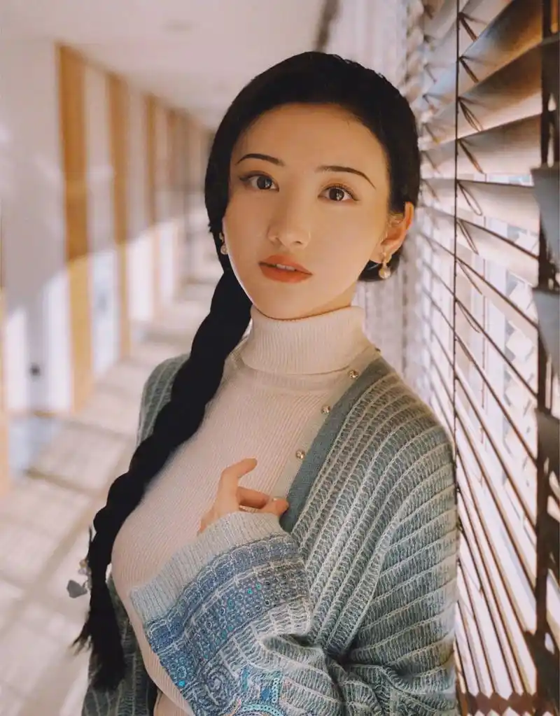 景甜分享自己的藤系麻花辫 单侧编发经典时尚,小细节的处理则更显别致