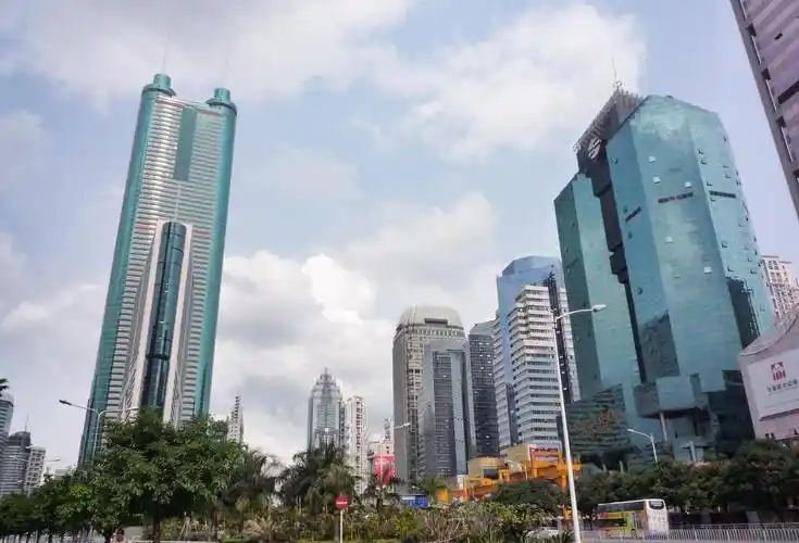 90年代初,深圳似衣冠楚楚的绅士,脱下衣服,露出脚指缝里的黑泥_香港