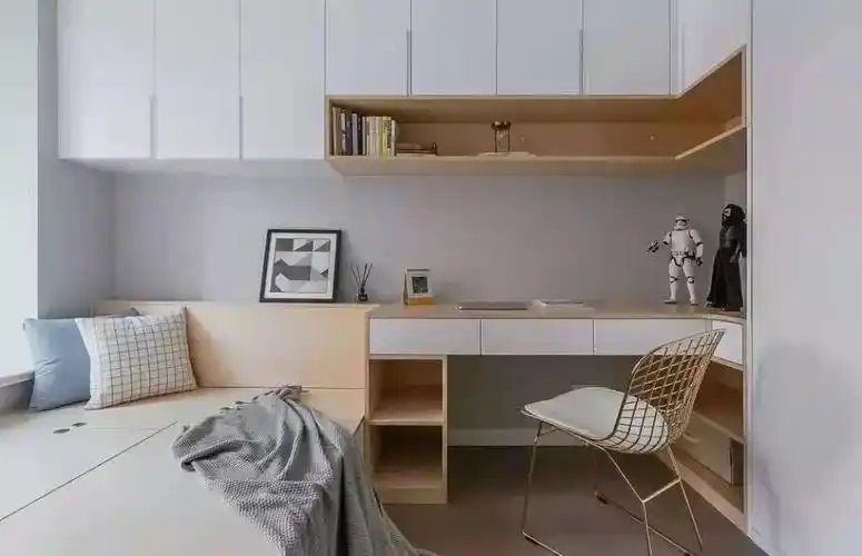 可以将书柜改成吊柜,然后在书柜下方设计一张悬挂式的书桌