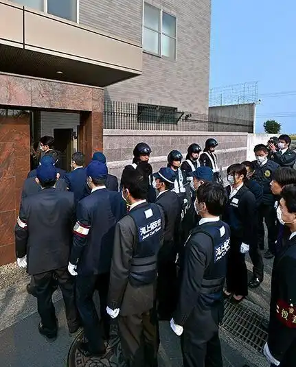 日本最大黑社会组织神户山口组遭警察列队抄家组图