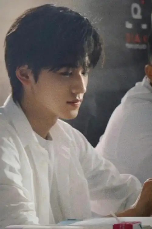 宋亚轩上半年结束plog##宋亚轩嘟嘴侧脸照