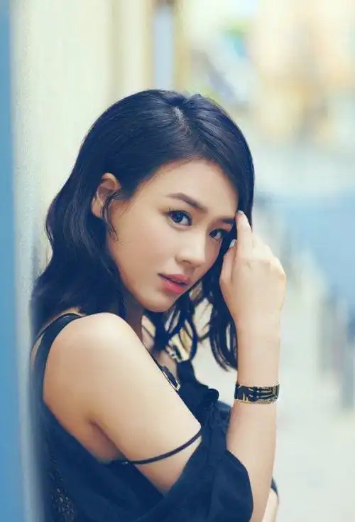 尖头女性适合什么发型 打造潮女风范的卷发系列