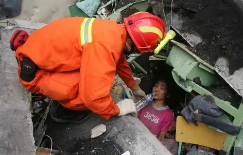 汶川地震:天地无情 人间有爱(组图)