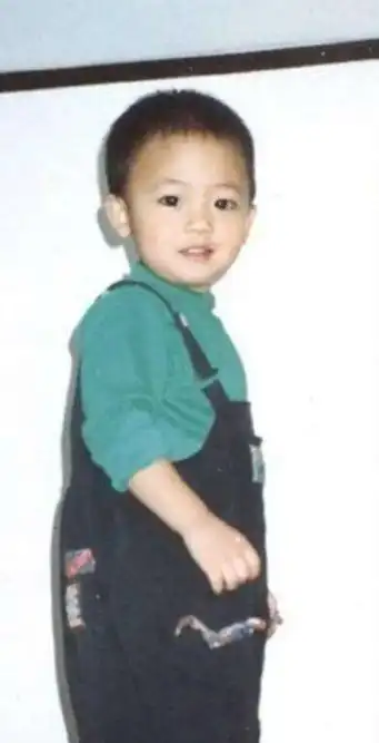 男明星的童年照,王一博肉嘟嘟的脸很可爱,陈伟霆表情很严肃