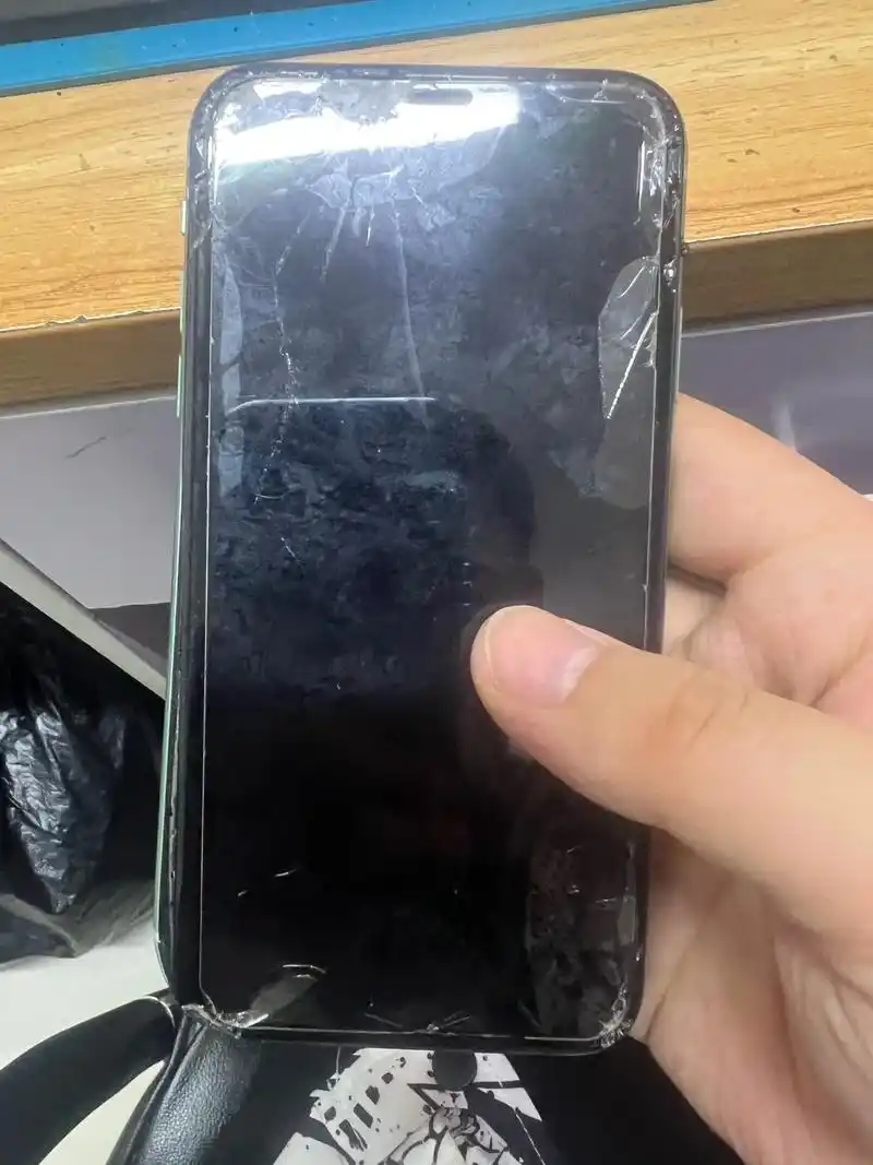 苹果11换壳 苹果11摔得粉碎,内外屏全部坏,屏幕也坏了, - 抖音