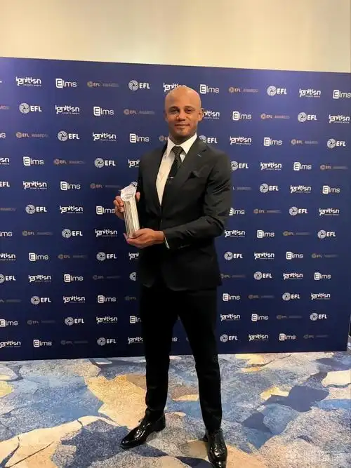 英冠联赛赛季最佳主教练—-文森特-孔帕尼!|伯恩利|孔帕尼|懂球帝