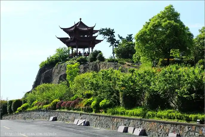 航坞山屹立在萧绍平原上的天然灯塔