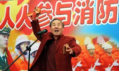 11月6日,快板艺术家梁厚民进行现场表演.新华社记者 李文 摄