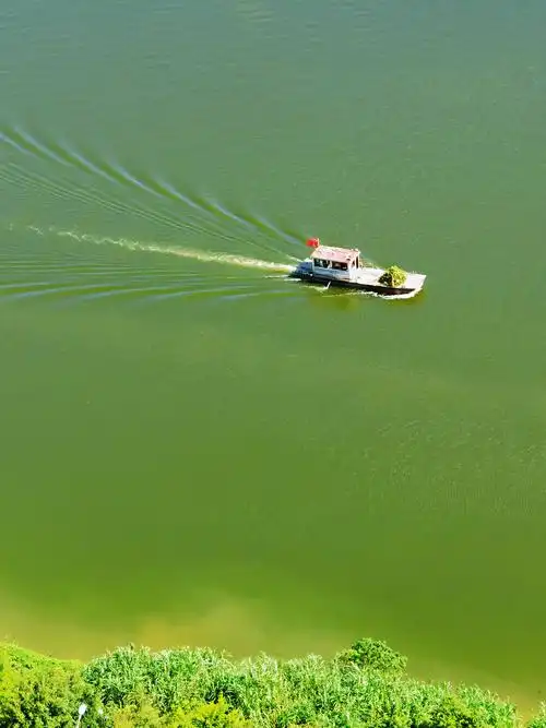 江中的一条小船在碧波中荡漾